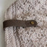 Attache châle avec vis par Atelier Cin