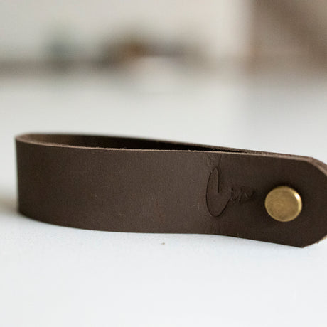Attache châle avec vis par Atelier Cin