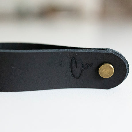 Attache châle avec vis par Atelier Cin
