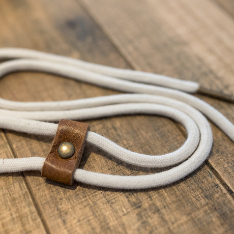 Cordon en coton avec bolo en cuir par Atelier Cin