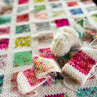 Kit de crochet - Couverture Little Squares Blanket par Julie Harrison