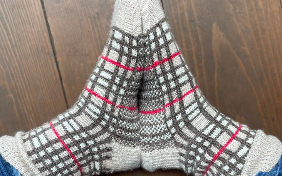 Kit de tricot bas BB checks par Erin Kostashuk