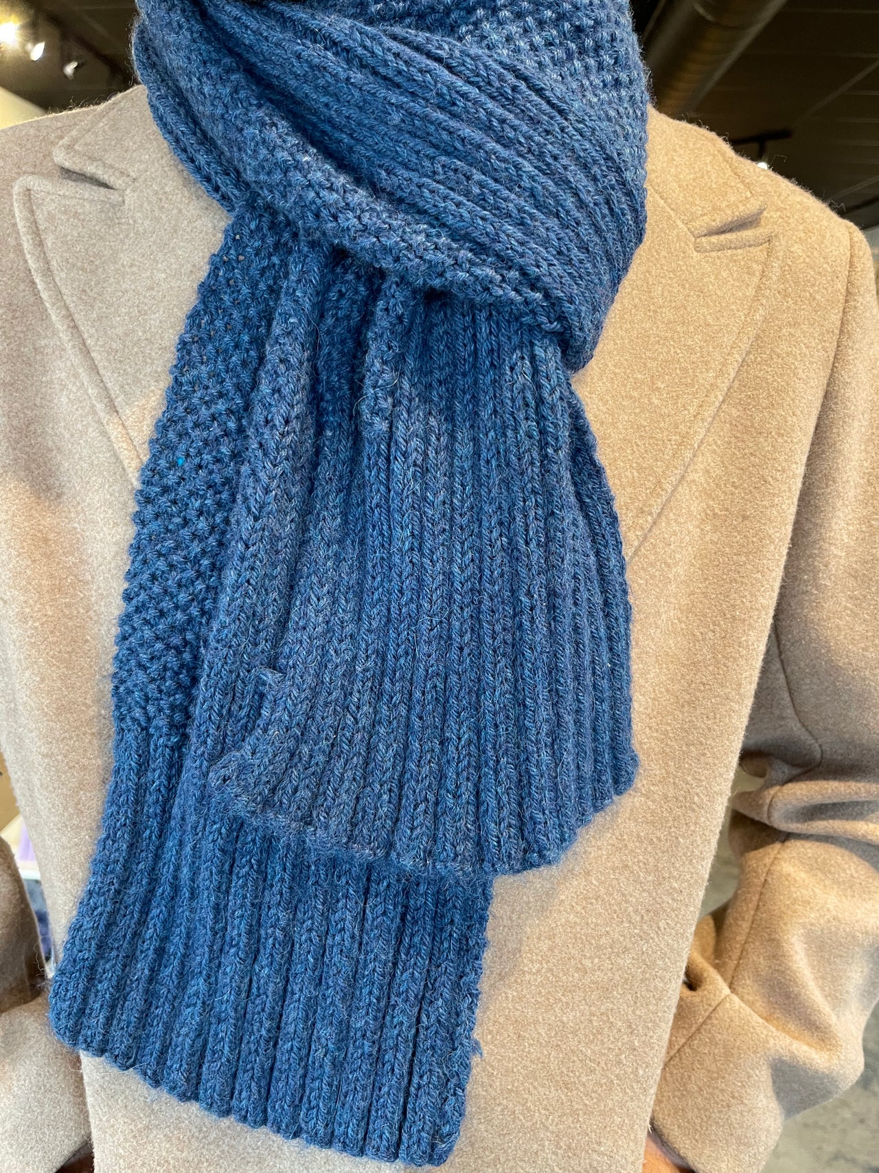 Foulard Beige Tricoté Main – Paillettes Dorées Et Pompons – Femme Automne/hiver