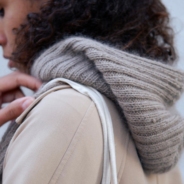 Kit de tricot - Écharpe à capuche, Alex hood par Pernille Larsen