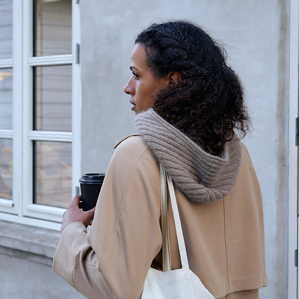 Kit de tricot - Écharpe à capuche, Alex hood par Pernille Larsen