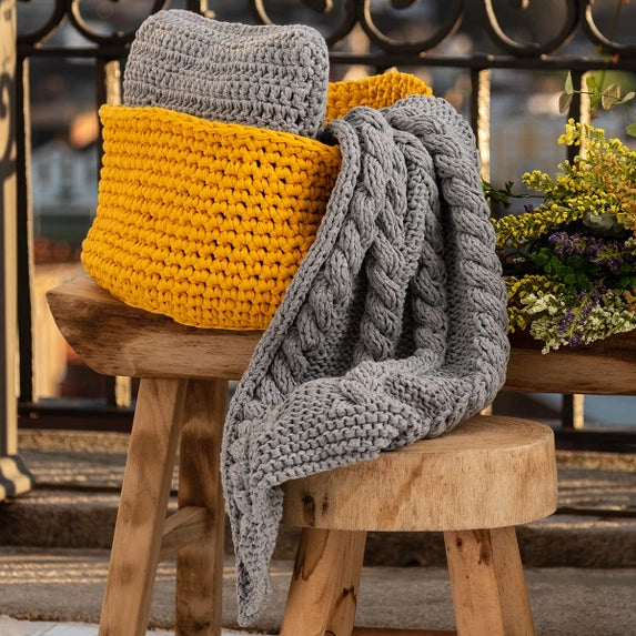 Knitting kit – Cabled Blanket by Hoooked